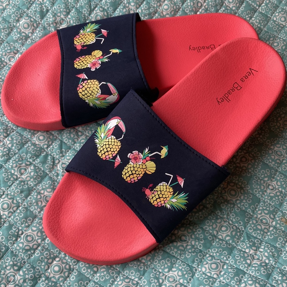 Vera bradley women’s size 7, 8 pineapple, toucan, tropical flip-flops sandals